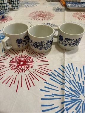 Set of 3 Vintage FIGGJO  stackable blue and white small tea/coffee mugs